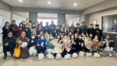 Các bạn trẻ người Việt tại khu lánh nạn vui mừng khi được đoàn đến thăm và tặng quà động viên