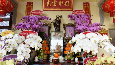 Di ảnh cố Hòa thượng Thích Thiên Hương (bên phải) tại tổ đường tịnh xá Đại Giác (Q.Bình Thạnh, TP.HCM)