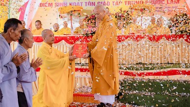 Trao quyết định thành lập điểm sinh hoạt tôn giáo tập trung đến Đại đức Thích Giác Dũng