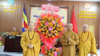 Ban Trị sự GHPGVN H.Hóc Môn đón nhận lẵng hoa chúc mừng hội nghị từ Ban Thường trực Ban Trị sự GHPGVN TP.HCM