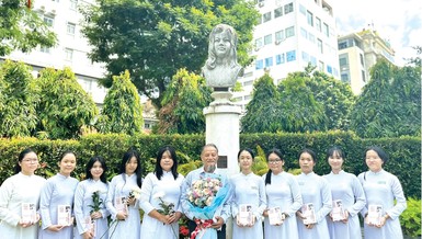 PGS.TS Nguyễn Thiện Tống trao học bổng tại nơi đặt tượng đài liệt nữ Quách Thị Trang