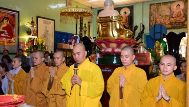 Đại đức Thích Quảng Hậu thay mặt đoàn dâng lời tác bạch cúng dường các tự viện đầu năm mới