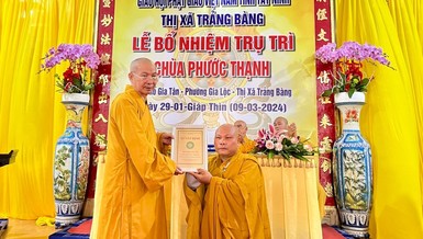 Hòa thượng Thích Niệm Thới trao quyết định bổ nhiệm trụ trì chùa Phước Thạnh đến Đại đức Thích Thiện Thức