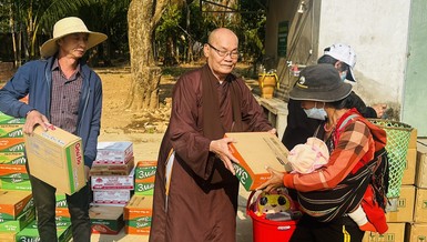 Hòa thượng Thích Thiện Nghĩa tận tay trao quà đến đồng bào dân tộc Tây Nguyên có hoàn cảnh khó khăn