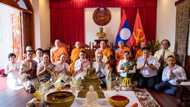 Cán bộ, nhân viên Tổng lãnh sự quán CHDCND Lào chụp ảnh lưu niệm cùng chư Tăng nhân buổi lễ cầu nguyện quốc thái dân an