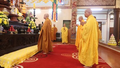 Chư tôn đức niêm hương lễ Phật