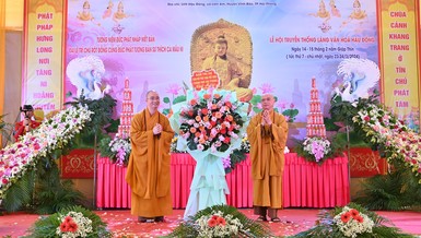 Đại đức Thích Từ Trí, trụ trì chùa Phương Khánh đón nhận lẵng hoa chúc mừng của Ban Trị sự GHPGVN TP.Hải Phòng 