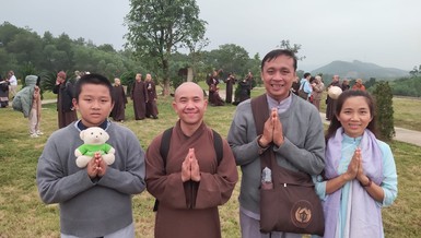 Gia đình anh Hiệp, chị Cát Anh đưa con tham gia nhiều khóa tu học, gần gũi các vị thiện tri thức