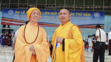 Hòa thượng Thích Hoằng Tri thị giả Sư ông - Đại lão Hòa thượng Thích Trí Tịnh dự Đại lễ Vesak Liên Hiệp Quốc lần thứ 5 - năm 2008