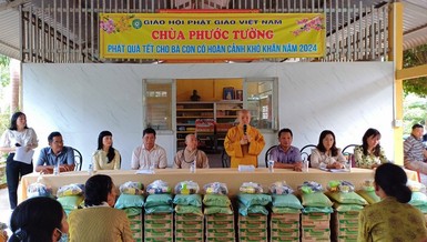 Chùa Phước Tường tặng 130 phần quà đến bà con khó khăn nhân dịp Tết Chol Chnam Thmây