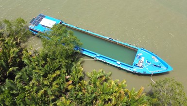 Sà lan chở nước ngọt từ Đồng Tháp về xã đảo Hưng Phong, H.Giồng Trôm, Bến Tre để hỗ trợ bà con vùng hạn mặn