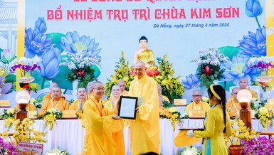 Hòa thượng Thích Từ Nghiêm trao quyết định bổ nhiệm trụ trì chùa Kim Sơn đến Đại đức Thích Nguyên An
