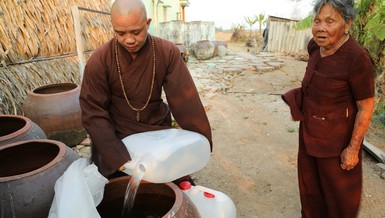 Tinh thần nhập thế, phục vụ chúng sanh là thiết thực cúng dường chư Phật - Ảnh: Minh Lộc/BGN
