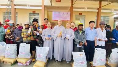 Chư Ni chùa Dược Sư, Từ Hạnh tặng 400 quà đến trẻ em và người dân khó khăn tại H.Krông Bông, tỉnh Đắk Lắk