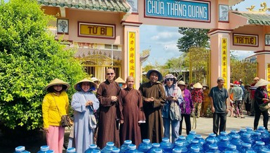 Vận chuyển nước ngọt tặng bà con vùng hạn mặn tại Bến Tre