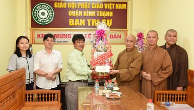 Đoàn Ban Tôn giáo TP.HCM tặng quà chúc mừng Đại lễ Phật đản Phật lịch 2568 đến Ban Trị sự GHPGVN Q.Bình Thạnh