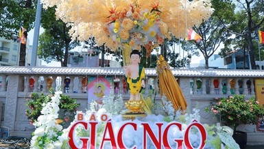 Kiệu hoa của Báo Giác Ngộ sẵn sàng cho Lễ rước Phật tối nay, mùng 8-4-Giáp Thìn