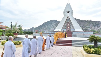 Chư tôn đức Tăng Ni viếng Nghĩa trang Liệt sĩ tỉnh Ninh Thuận