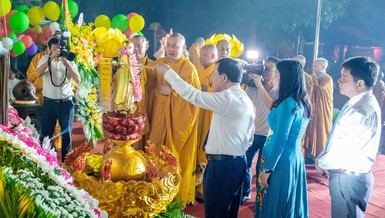 Thượng tọa Thích Tâm Đức và đại biểu thực hiện nghi thức Tắm Phật