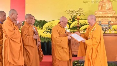 Hòa thượng Thích Niệm Thới, Trưởng ban Trị sự GHPGVN tỉnh Tây Ninh trao quyết định bổ nhiệm trụ trì thiền viện Trúc Lâm Tây Ninh đến Trưởng lão Hòa thượng Thích Nhật Quang