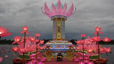 Đài đăng được thiết trí trên sông Hương