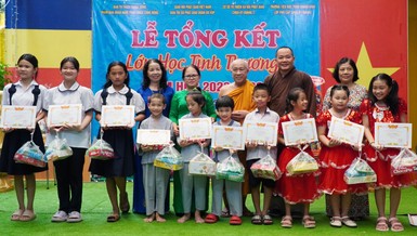 Lễ tổng kết, trao phần thưởng đến các em học sinh lớp phổ cập Trường Tiểu học Trần Quang Khải - chùa Kỳ Quang II (Q.Gò Vấp, TP.HCM)