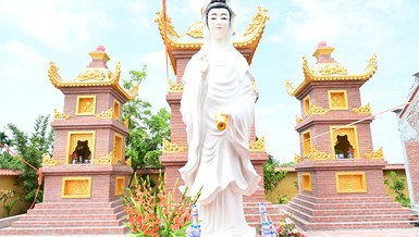 Vườn tháp Tổ trong khuôn viên chùa Phúc Sen (chùa Bòng)