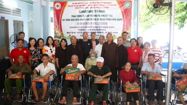 Đoàn trao quà và xe lăn đến người khuyết tật H.Củ Chi, TP.HCM