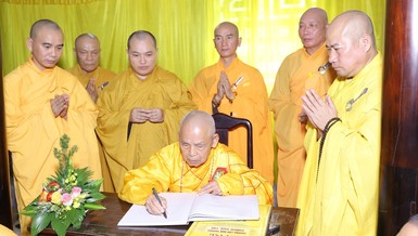 Trưởng lão Hòa thượng Thích Đức Thanh, Ủy viên Thường trực Hội đồng Chứng minh, đại diện môn phái tổ đình Báo Quốc ghi sổ tang lưu niệm