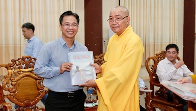 Hòa thượng Thích Minh Nhật tặng Báo Giác Ngộ đến ông Nguyễn Thanh Minh