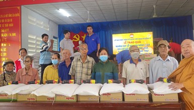 Tiền Giang: Chùa Huệ Quang, Dư Khánh và tịnh xá Ngọc Hiệp trao quà từ thiện nhân mùa Vu lan