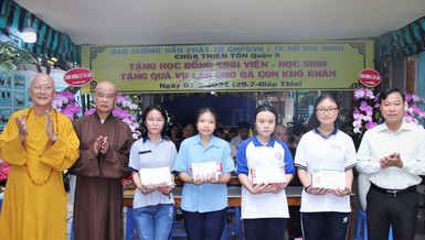 Trao học bổng đến các bạn học sinh, sinh viên vượt khó học tốt