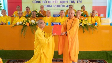 Hòa thượng Thích Trí Huệ trao quyết định bổ nhiệm trụ trì chùa Phước An (H.Tuy Phong, Bình Thuận) đến Đại đức Thích Nguyên Đạo