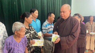 Thượng tọa Thích Thanh Phong tận tay trao quà đến bà con tại xã Vạn Phái và P.Trung Thành (TP.Phổ Yên, Thái Nguyên) bị thiệt hại do bão số 3 gây ra