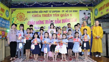 Trao quà Trung thu đến các em thiếu nhi trên địa bàn P.6, Q.5 (TP.HCM)