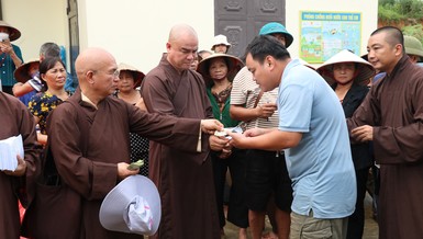 Chư tôn đức Ban Trị sự GHPGVN tỉnh Đồng Tháp tận tay trao quà đến người dân