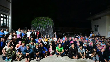 Bà con có mặt tại trụ sở Đảng ủy - HĐND - UBND - Ủy ban MTTQVN xã Bản Liền (H.Bắc Hà, tỉnh Lào Cai) để nhận quà của chư Tăng Ni, Phật tử TP.Hải Phòng