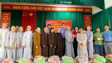 Đoàn Phân ban Ni giới GHPGVN tỉnh Bình Dương trao quà đến người dân bị thiệt hại do cơn bão số 3 tại xã Quý Dân, H.Yên Sơn, tỉnh Tuyên Quang