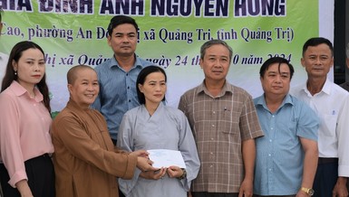 Ban Trị sự GHPGVN thị xã Quảng Trị trao nhà tình thương