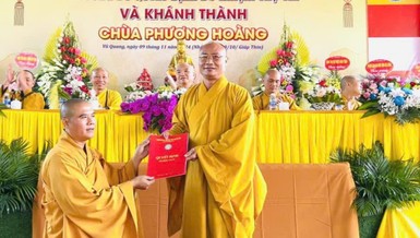 Trao quyết định bổ nhiệm trụ trì chùa Phượng Hoàng đến Đại đức Thích Chúc Huy