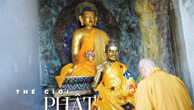 Đại lão Hòa thượng Thích Trí Quảng lễ Phật tại nơi kỷ niệm Đức Phật thực hành khổ hạnh tại thánh tích Khổ Hạnh Lâm, Ấn Độ - Ảnh: H.Độ