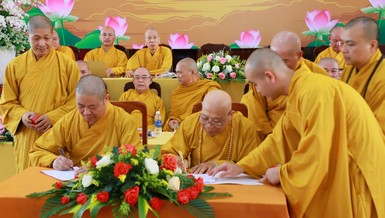Hòa thượng Thích Thọ Lạc, Trưởng ban Văn hóa T.Ư và Hòa thượng Thích Quảng Xả, Phó Chủ tịch Hội đồng Trị sự, đặc trách Phật giáo 5 tỉnh Tây Nguyên ký kết hợp tác lan tỏa các đề án
