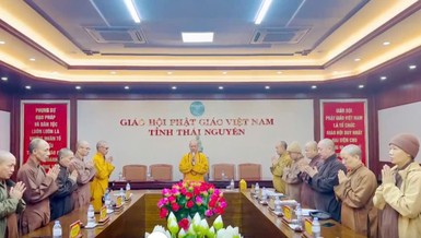 Chư tôn đức niệm Phật cầu gia hộ trước khi tiến hành phiên họp
