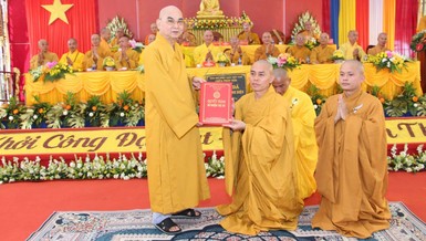 Thượng tọa Thích Tĩnh Cường trao quyết định bổ nhiệm trụ trì chùa Pháp Hoa đến Đại đức Thích Nguyên Thiện