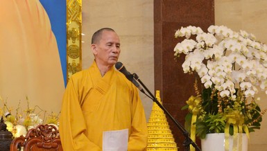 Hòa thượng Thích Thiện Thống, Phó ban kiêm Chánh Thư ký Ban Tăng sự T.Ư chia sẻ về chuyên đề: "Quy chế hoạt động Ban Tăng sự T.Ư" với chư Tăng Ni tham dự Tuần huân tu và Khóa bồi dưỡng trụ trì tại hội trường Việt Nam Quốc Tự (Q.10, TP.HCM)