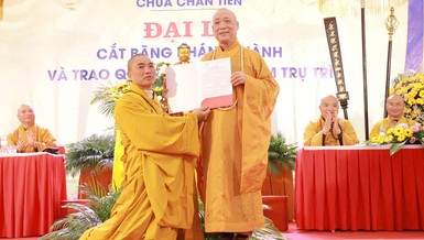Hòa thượng Thích Bảo Nghiêm trao quyết định bổ nhiệm trụ trì chùa Chân Tiến đến Đại đức Thích Viên Như