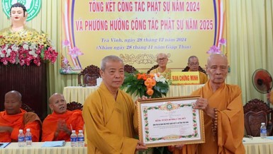 Trưởng lão Hòa thượng Thích Thiện Thông trao Bằng tuyên dương công đức của TƯGH đến tập thể Ban Trị sự GHPGVN tỉnh Trà Vinh