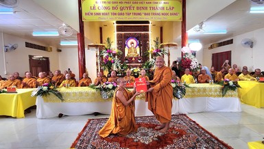 Hòa thượng Thạch Hà trao quyết định thành lập điểm sinh hoạt tôn giáo tập trung Đạo tràng Ngọc Đăng