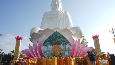 Trang nghiêm Lễ Phật thành đạo tại Thích Ca Phật Đài - chùa Quang Minh, (Q.Liên Chiểu, TP.Đà Nẵng)