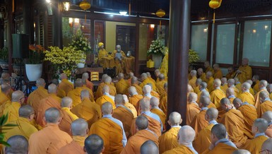 Môn hạ đệ tử Thiền phái Trúc Lâm Việt Nam vân tập tổ đình Thường Chiếu đảnh lễ, lắng nghe trùng tuyên lời giáo huấn của Thiền sư Thích Thanh Từ